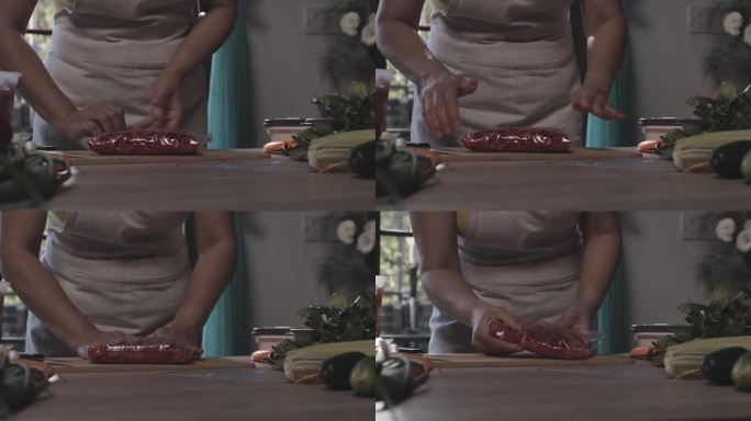 一名妇女正在整理一个塑料袋，里面装满了剁红辣椒，用来保存过冬的食物