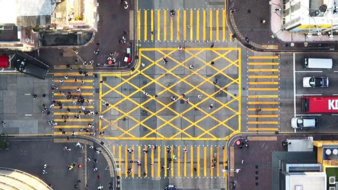 香港闹市区旺角十字路口，汽车交通