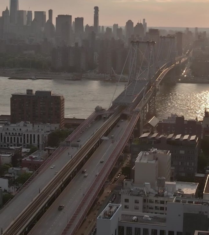日落时分，横跨东河的纽约曼哈顿天际线被威廉斯堡大桥壮观地勾勒出来。