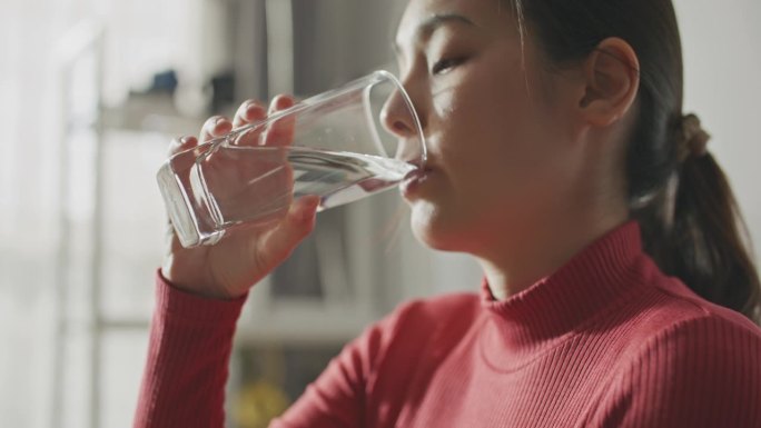 女人喝水饮水养生补充水分