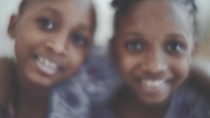 双胞胎姐妹/非洲孩子