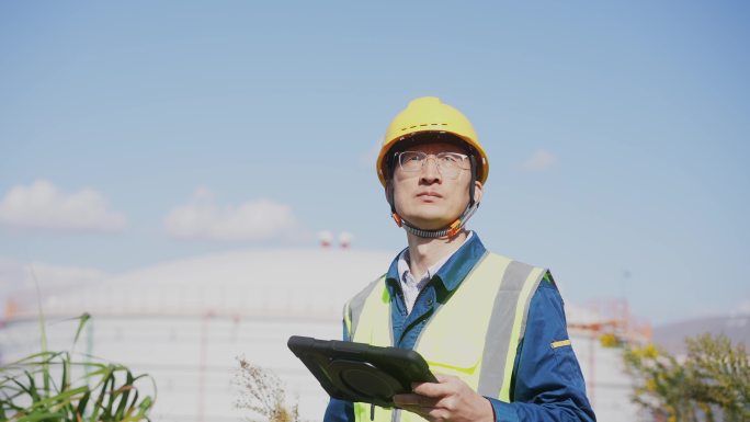 中年男子工人在化工厂平板电脑工作