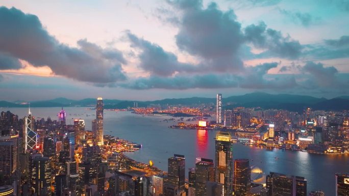 香港夜空鸟瞰图。夜景高楼大厦发展