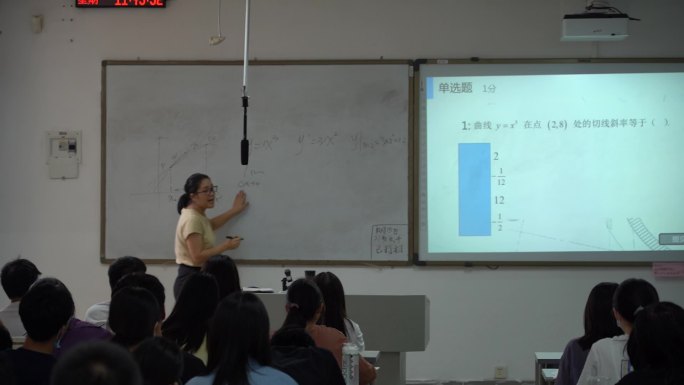 大学 课堂 大学生 认真上课 学校