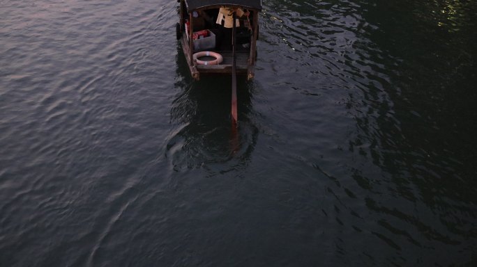 （慢镜头）小船河中前行船桨摇动特写