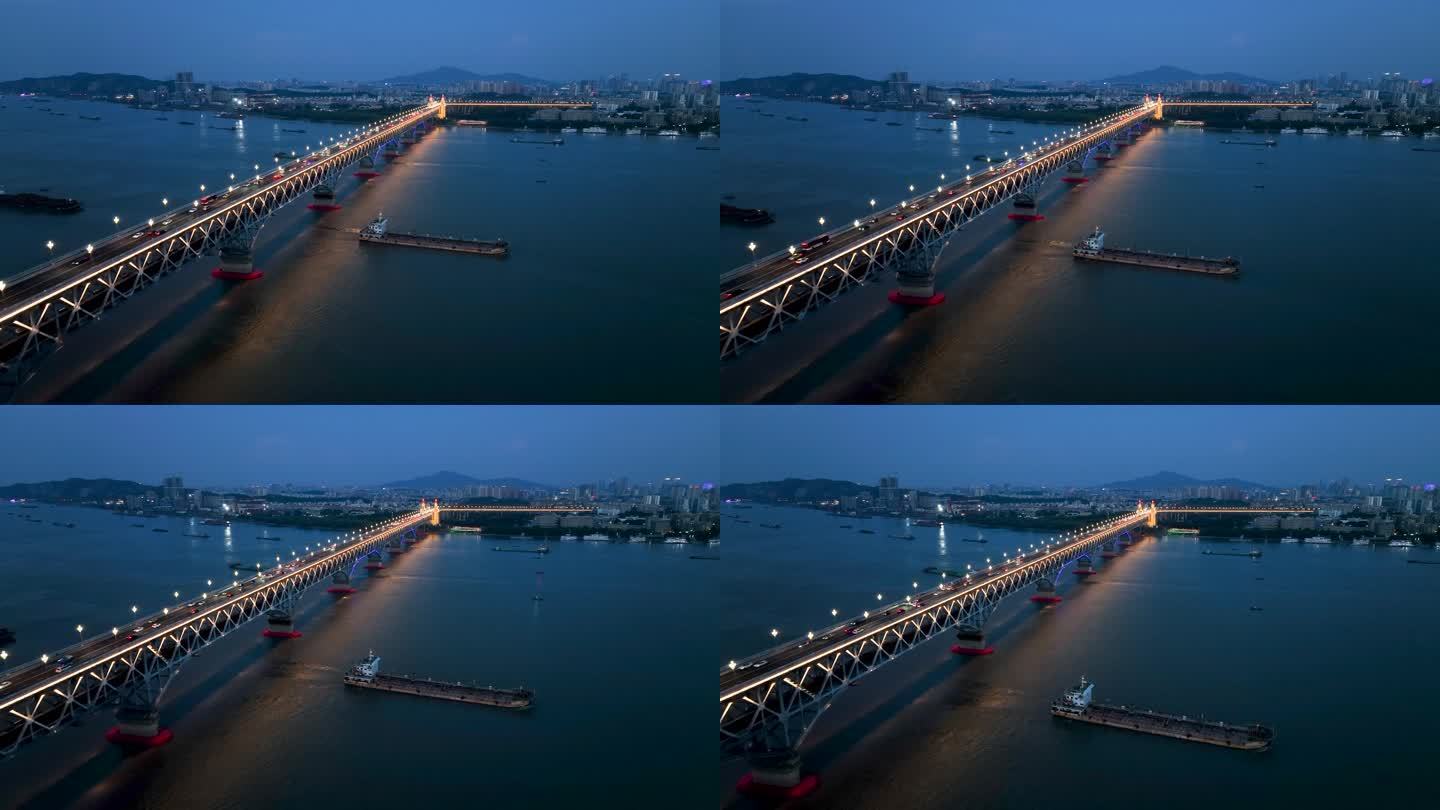 南京长江大桥夜景风光，货船从长江大桥通过