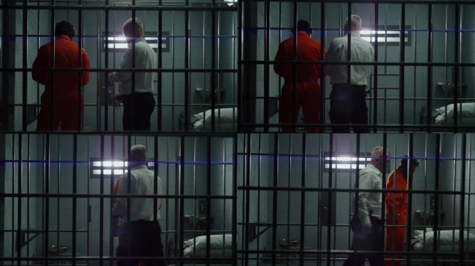 监狱工作人员把男性罪犯锁在牢房里