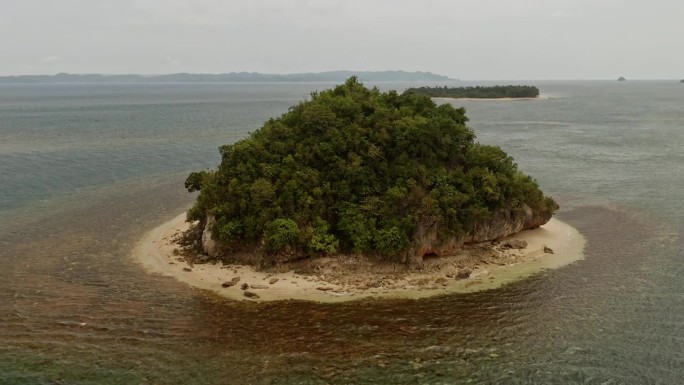 马林金岛周围的空中轨道视图与菲律宾的风景背景视图。无人机拍摄的低角度。