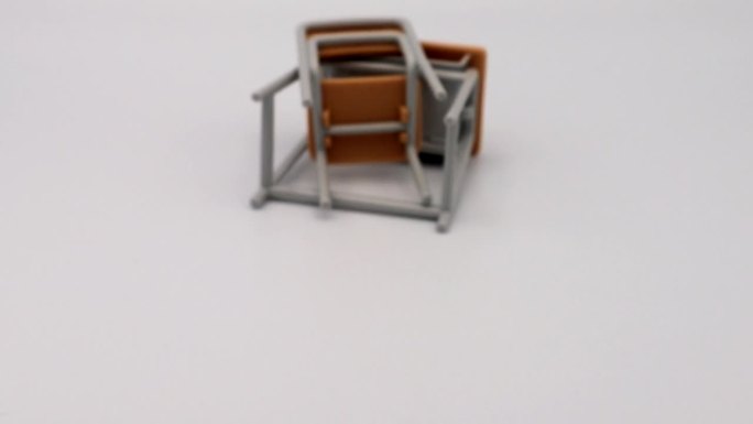 有人打翻了桌子和椅子
