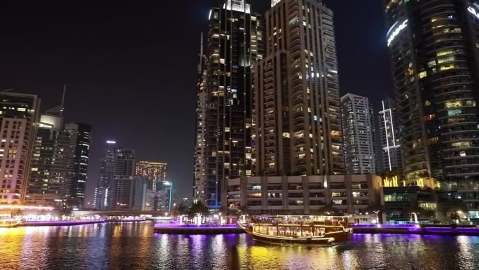 迪拜码头夜游是阿拉伯联合酋长国迪拜的一个地区。迪拜码头港，阿联酋，阿拉伯联合酋长国。观光船，观光船在