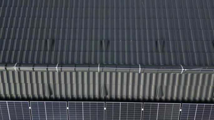 光伏家用太阳能电池板只有在阳光充足的时候才能工作。在下雪和低温下，性能呈指数级下降。大型硅屋顶元件，