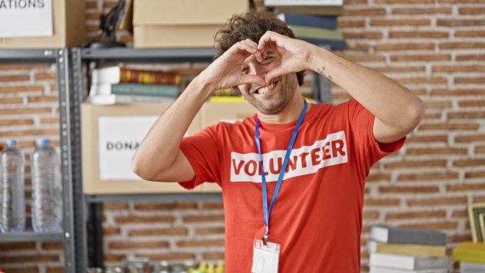 身穿志愿者制服的年轻西班牙裔激进分子在慈善中心做爱心手势