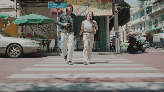 探索曼谷迷人的老城区:亚洲夫妇的浪漫都市之旅。
