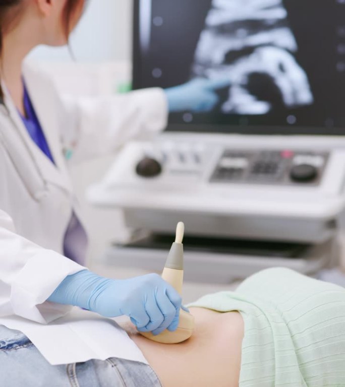 女性腹部超声检查医护人员医疗设备