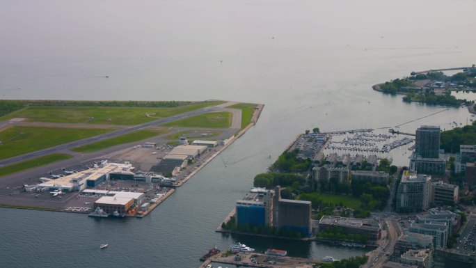 安大略湖港口，靠近比利毕晓普多伦多市机场。从CN塔到港口和巨大的摩天大楼的俯视图。欣赏多伦多内港附近