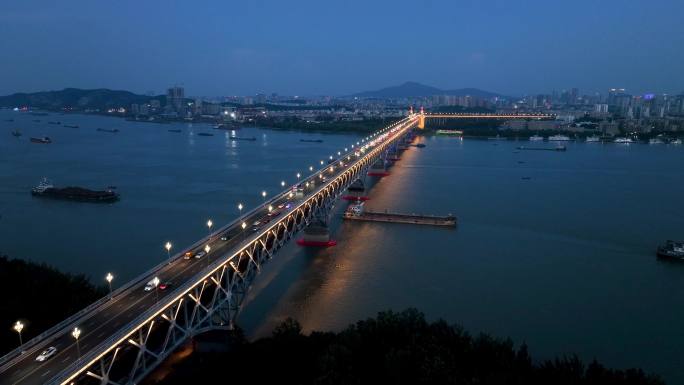南京长江大桥夜景风光，货船从长江大桥通过