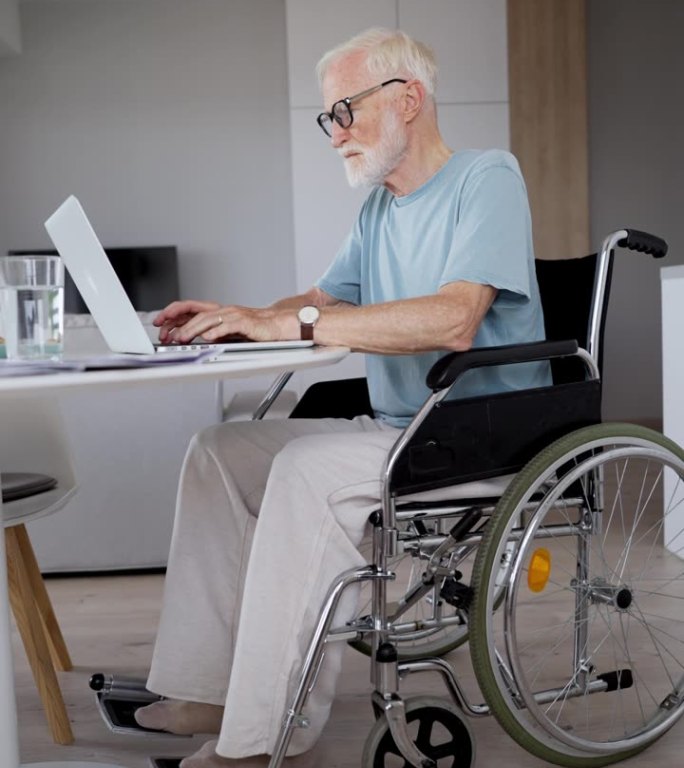 退休时坐在轮椅上工作的老人。