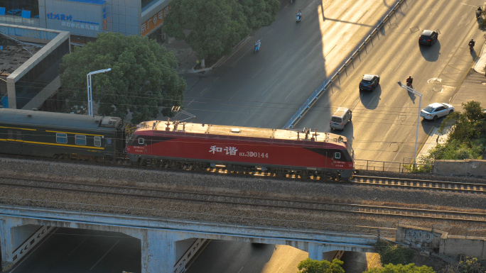 夕阳行驶的列车