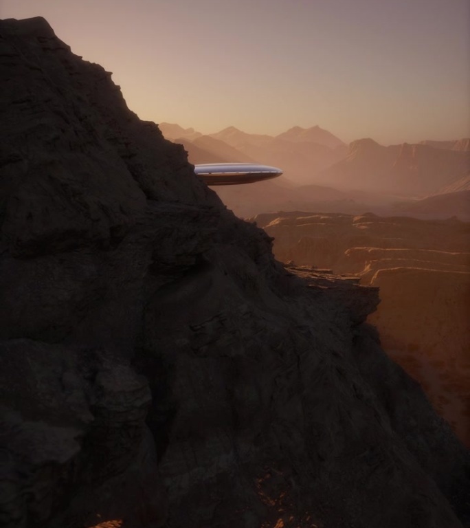 飞碟盘从山后出现，优雅地在空中滑翔。