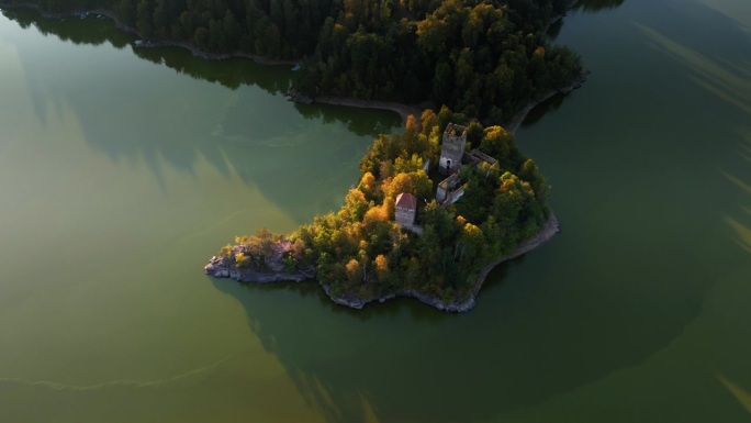 半岛尖上奥滕斯坦城堡的高角度航拍轨迹，水面上长长的影子痕迹