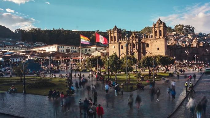 秘鲁库斯科，印加帝国的历史首都，阿玛斯广场周围的游客和当地人的延时视图。