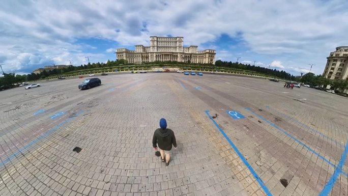 罗马尼亚，布加勒斯特，一名游客欣赏宪法广场。