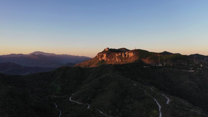 晨光照在山峰上的自然景观