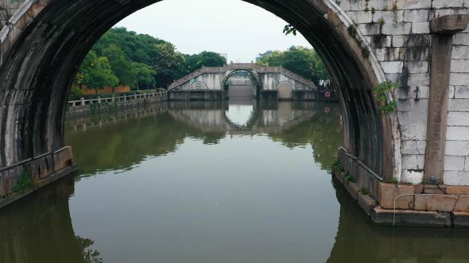 古建筑航拍古镇石拱桥建筑群河流绿水