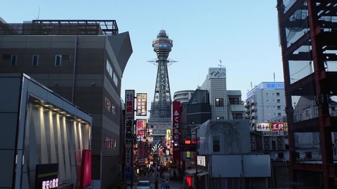 日本，大阪:夕阳下新sekai地区的延时拍摄。