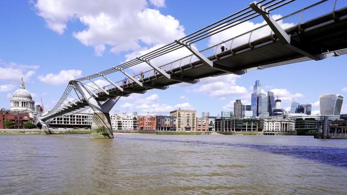 伦敦千禧桥和伦敦城的天际线