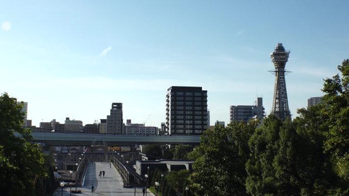 日本，大阪:新sekai地区白天的延时拍摄。