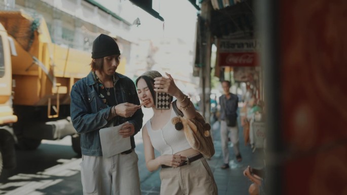 街头之恋:亚洲夫妇在曼谷老城区的活力之旅。