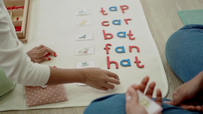 小学生用可移动字母学习单词