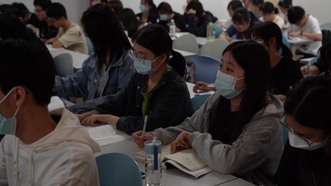 大学 课堂 大学生 认真上课 学校