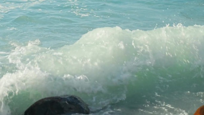 绿松石般的波浪以慢动作冲击着玄武岩，涟漪和反射四处蔓延