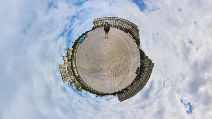 罗马尼亚，布加勒斯特，一名游客欣赏宪法广场。