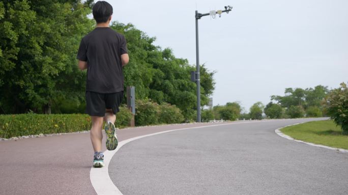 跑步 脚步  跑步锻炼的年轻人