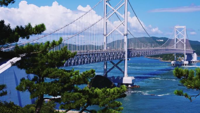 日本本土和淡路岛之间的鸣人大桥