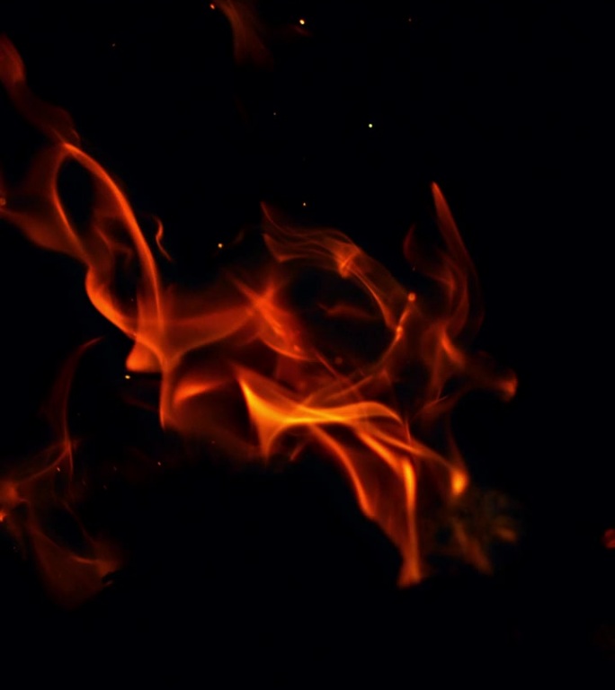 黑色背景上燃烧的木头发出的火焰