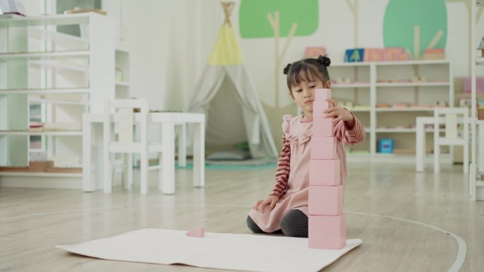幼儿园女生混搭粉色塔，学习三维大小的概念