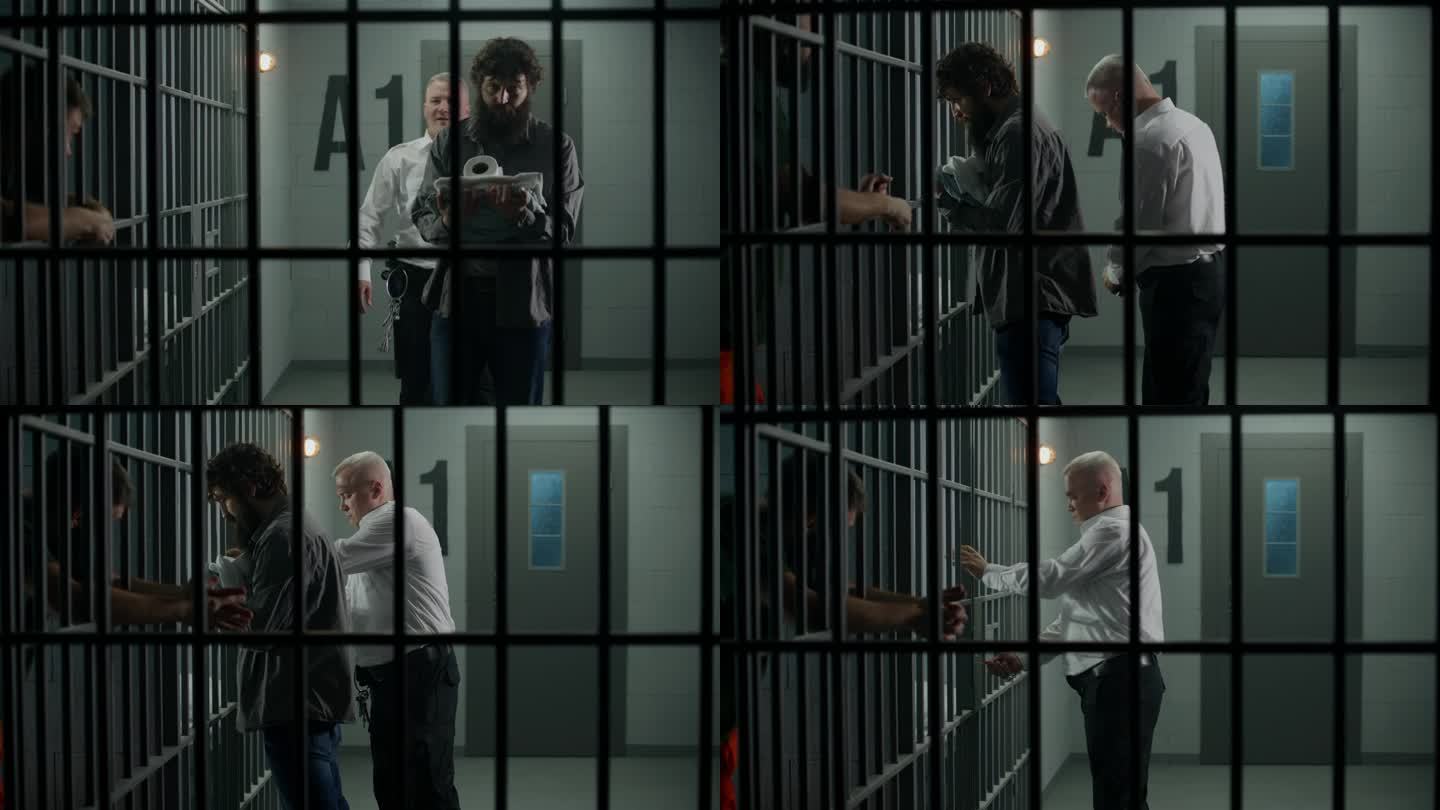 狱警把罪犯带进牢房，用钥匙打开牢房。