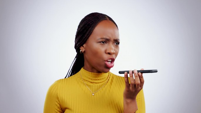 扬声器、电话和演播室里愤怒的黑人女性对灰色背景下的网络钓鱼、骗局或假新闻感到沮丧。智能手机，备忘录和