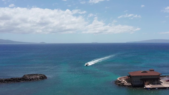 在夏威夷西毛伊岛的Maalaea港，一艘船进入码头的空中下降特写镜头。4 k