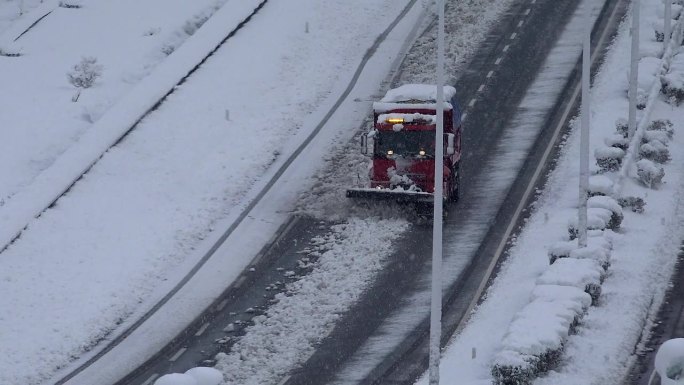 公路除雪道路铲雪下雪素材航拍