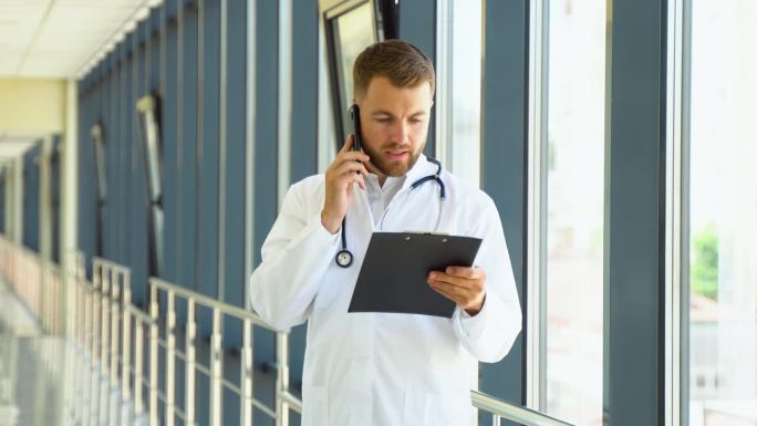 医生在医院走廊通过手机为患者提供医疗咨询，分析纸质文件或病史，远程分享建议