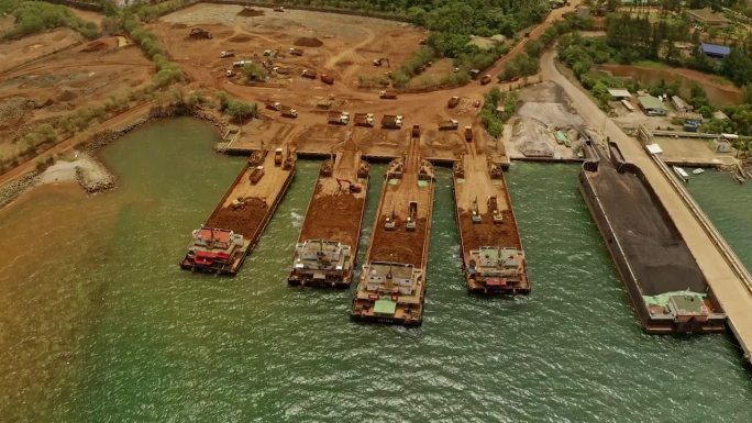 空中无人机拍摄显示船只或驳船从菲律宾塔加尼托的镍矿收集材料。