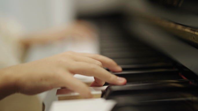 小女孩弹钢琴 弹钢琴手部特写