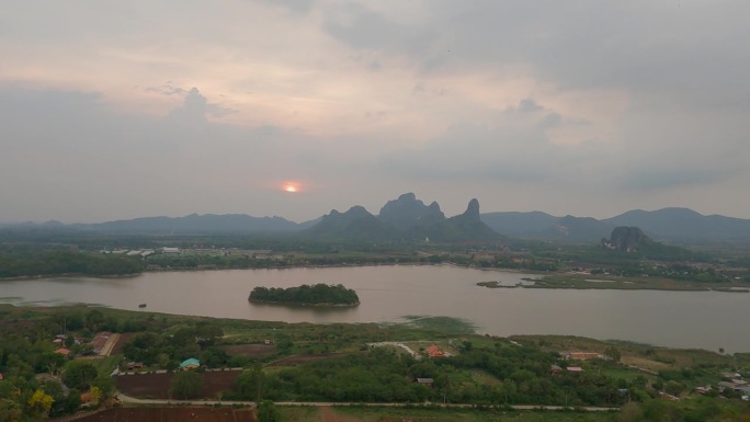 鸟瞰泰国富燮莱克湖的日落