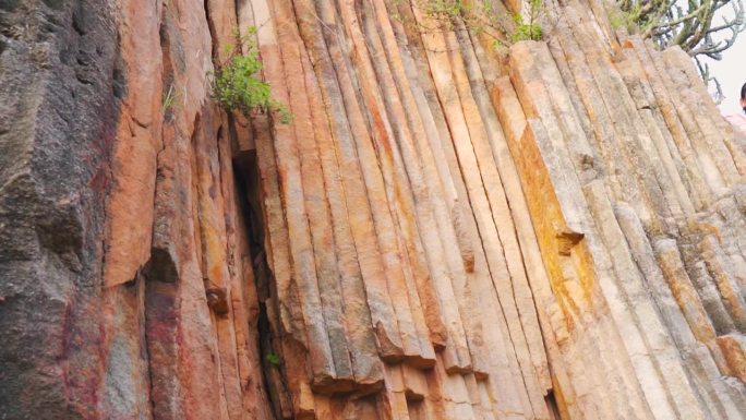 印度Kutch的Kodaki村的玄武岩柱。由于火山活动，自然形成了六角形柱。橙色和黑色的地质构造。融