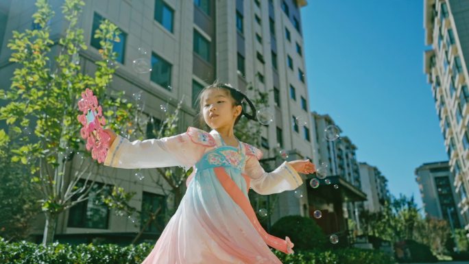 汉服小女孩吹泡泡  夏天逆光